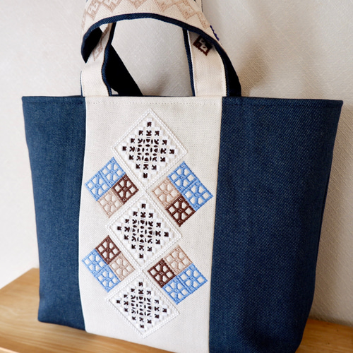 和洋刺繍のトートバッグ＊Mサイズ＊青デニム素材【ハーダンガー