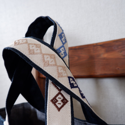 和洋刺繍のトートバッグ＊Mサイズ＊青デニム素材【ハーダンガー