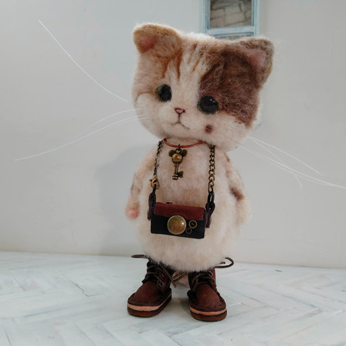 カメラにゃんこ 羊毛フェルト ねこ 人形 ぬいぐるみ 三毛猫 羊毛