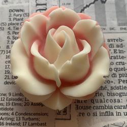 再販　日本製デッドストック素材のメロウピンクの薔薇の帯留め「メガローズ・ノスタルジー」 1枚目の画像