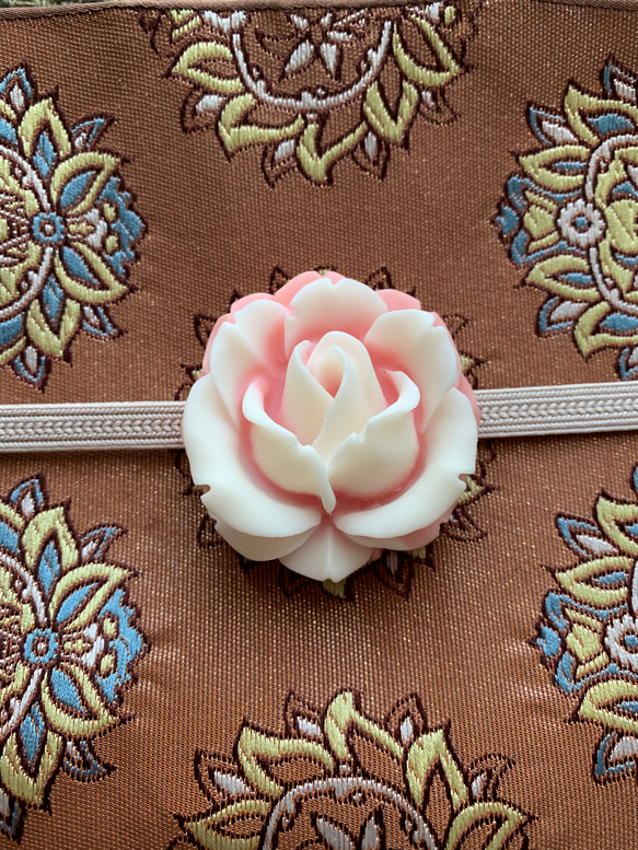 再販　日本製デッドストック素材のメロウピンクの薔薇の帯留め「メガローズ・ノスタルジー」 8枚目の画像