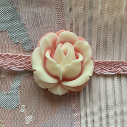 再販　日本製デッドストック素材のメロウピンクの薔薇の帯留め「メガローズ・ノスタルジー」 6枚目の画像