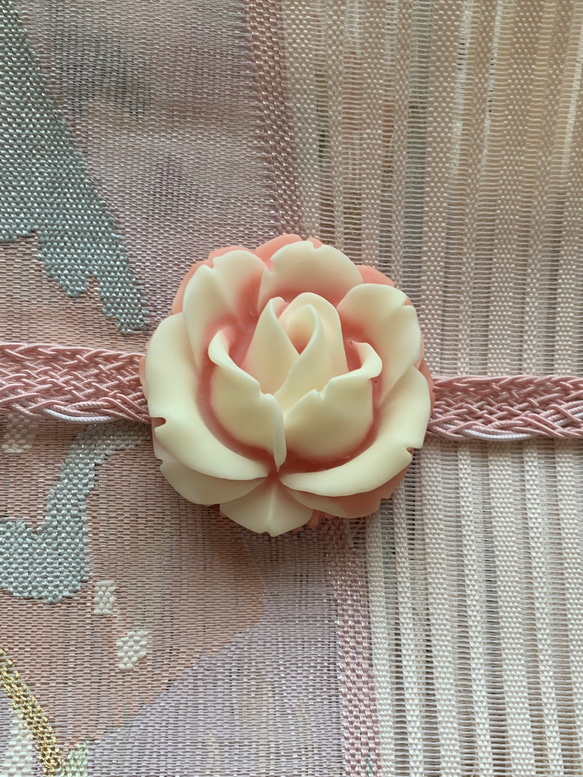 再販　日本製デッドストック素材のメロウピンクの薔薇の帯留め「メガローズ・ノスタルジー」 6枚目の画像