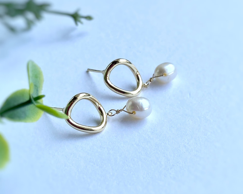 パール付きスタッドピアス ゴールドフィニッシュメタル・JCロゴ入りパール スタッドピアス | JC