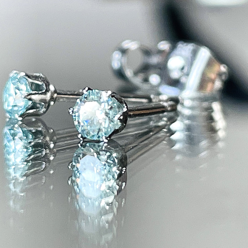モアサナイト 3mm ライトブルーグリーン スタッドピアス