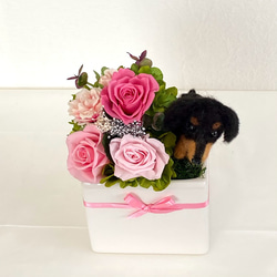 アレンジメントとダックスフンド＆　プリザーブドフラワー（ピンク色系）　/　プリザーブド　花　プレゼント　ペット　犬　　 2枚目の画像