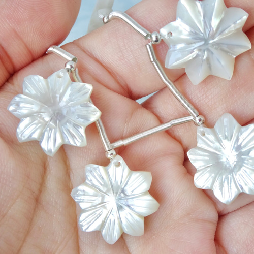 フラワー ホワイトシェルの14kgfピアス 金属アレルギー対応 プチギフト