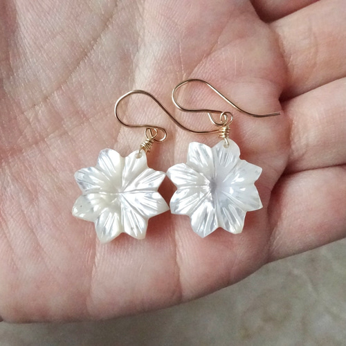 フラワー ホワイトシェルの14kgfピアス 金属アレルギー対応 プチギフト