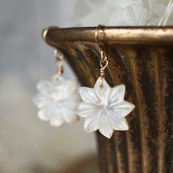 フラワー ホワイトシェルの14kgfピアス 金属アレルギー対応 プチギフト