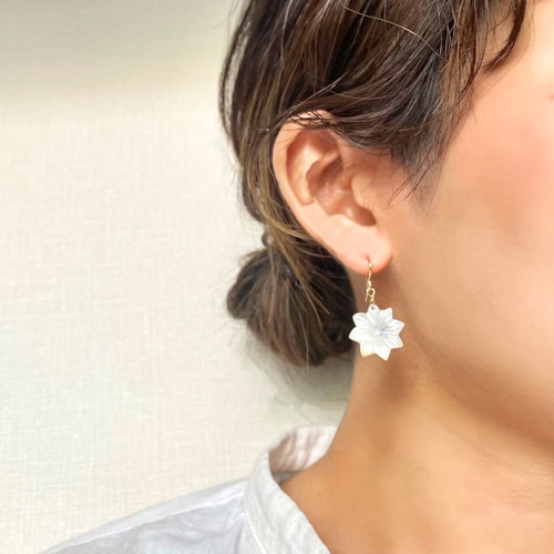 フラワー ホワイトシェルの14kgfピアス 金属アレルギー対応 プチギフト