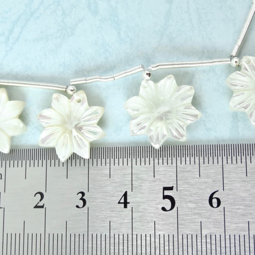 フラワー ホワイトシェルの14kgfピアス 金属アレルギー対応 プチギフト