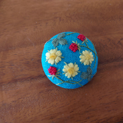 刺繍ブローチ「へびいちご  ターコイズ」くるみボタン 4枚目の画像