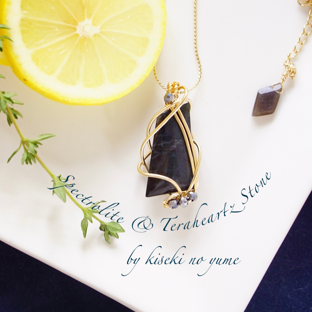 スペクトロライトのペンダント　　〜　宇宙と地球をつなぐ石　〜