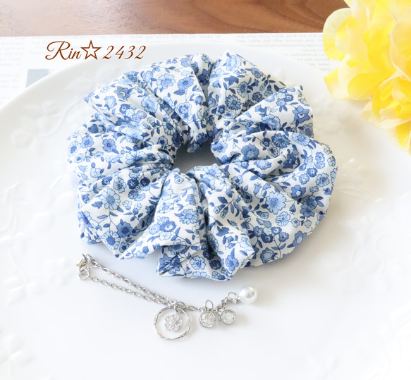 レトロ風ボタニカルシュシュヘアゴムブルー花柄大柄
