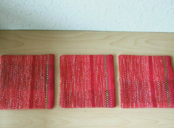 手織裂き織りのコースター (綿とシルク少々　赤) 1枚目の画像