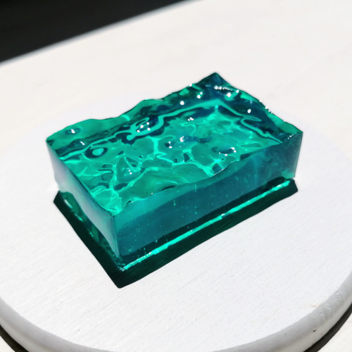 エメラルドグリーンの海  レジンアート ブルーとエメラルドグリーンの海 触れたくなるアート いつまでも
