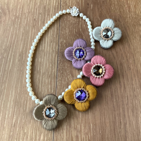 ぷっくり艶めくお花の 刺繍 ブローチ or ポニーフック　クラシカル シルバー　グレー 10枚目の画像