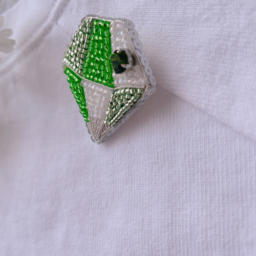 ビーズ刺繍ブローチ【bijou-宝石＊ペリドット/エメラルド/グリーン・緑