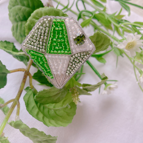 ビーズ刺繍ブローチ【bijou-宝石*ペリドット/エメラルド ビーズ刺繍ブローチ【bijou-宝石*ペリドット/エメラルド