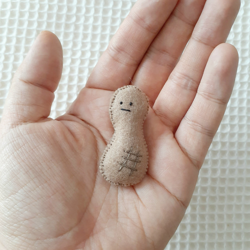 フェルトマスコット 刺繍 ブローチ ピーナッツ ブローチ おぢ 通販