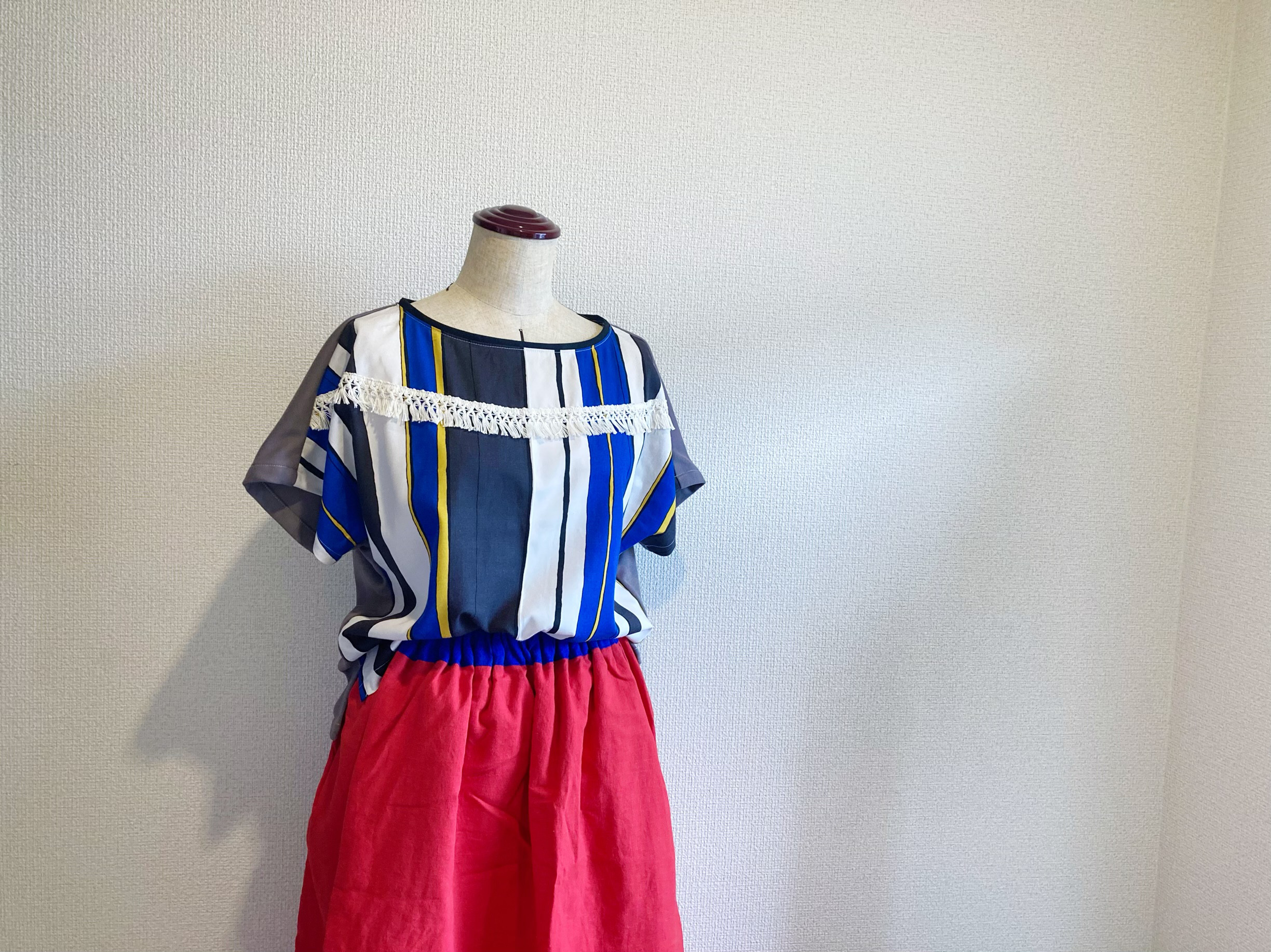 【マルチストライプのコットンフリンジフレンチスリーブブラウス】