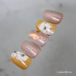 芥子色のお花のネイル 4枚目の画像