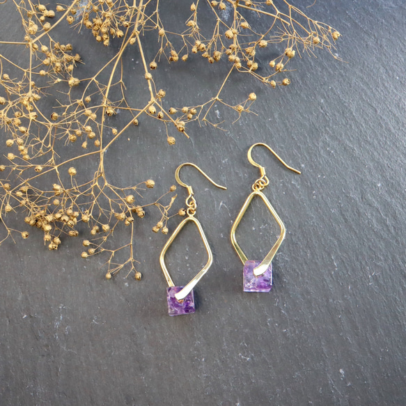 CUBE 戀愛中的紫水晶♡金扭鉤耳環 天然石 原石 石樹脂 第3張的照片