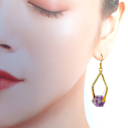 CUBE 戀愛中的紫水晶♡金扭鉤耳環 天然石 原石 石樹脂 第2張的照片