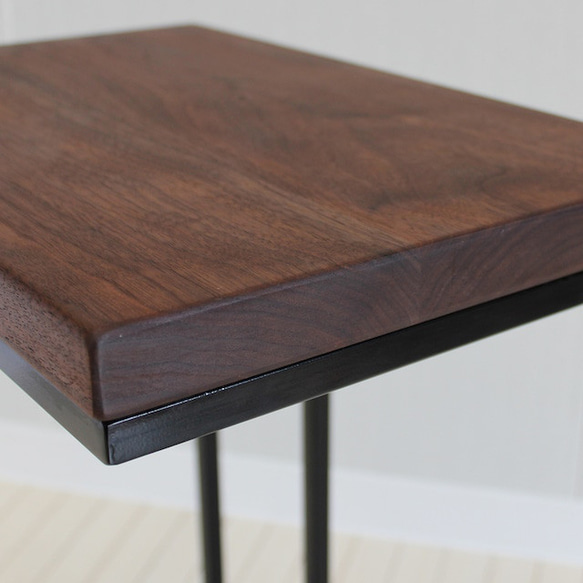 ウォールナットとアイアンのソファサイドテーブル 送料無料 天然木無垢材 シンプル おしゃれ 3枚目の画像