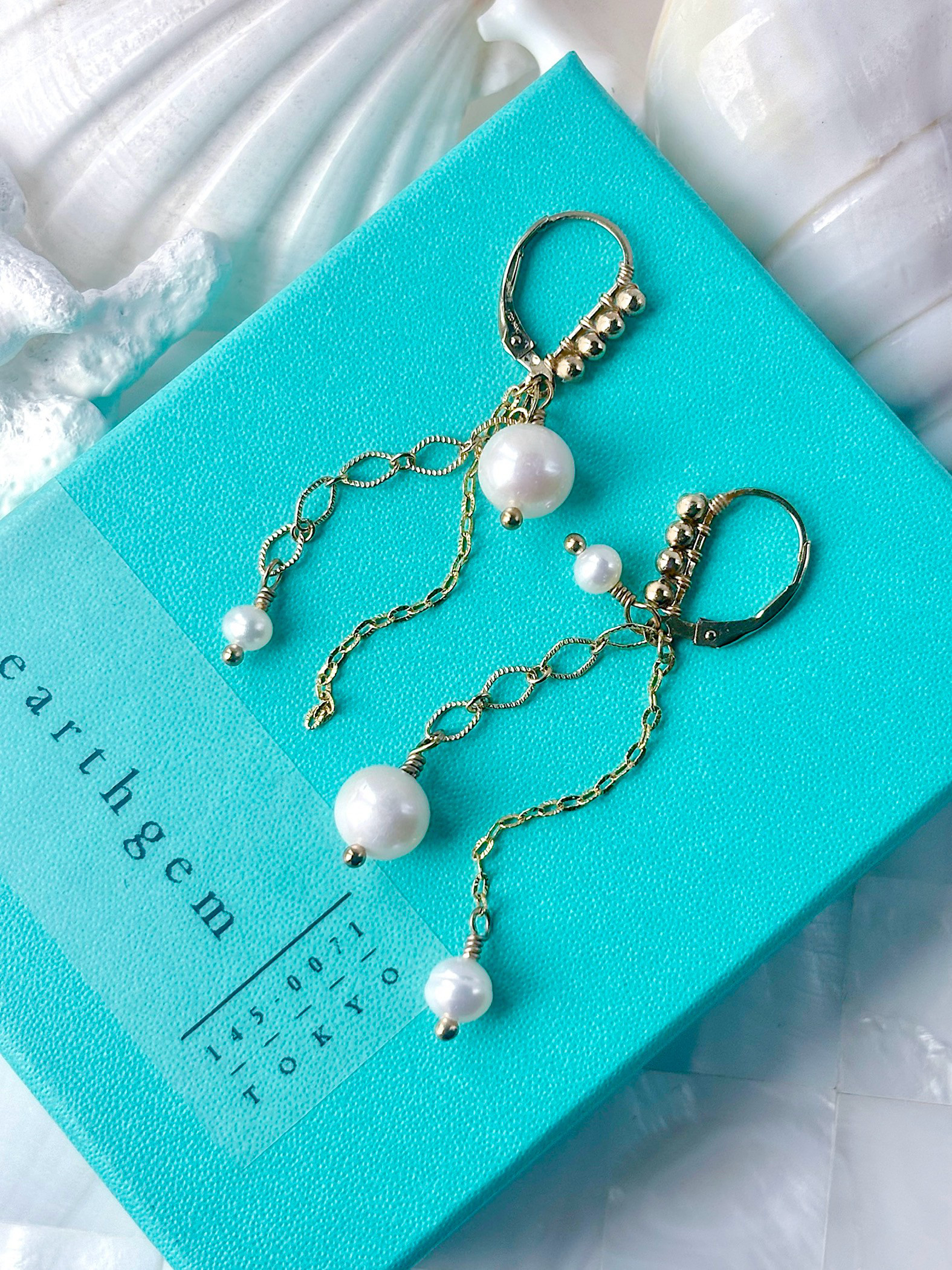 【14kgf】あこや真珠がこぼれ落ちる、ゴールドフィルドのアシンメトリーピアス❇︎揺れるチェーンとホワイトパール