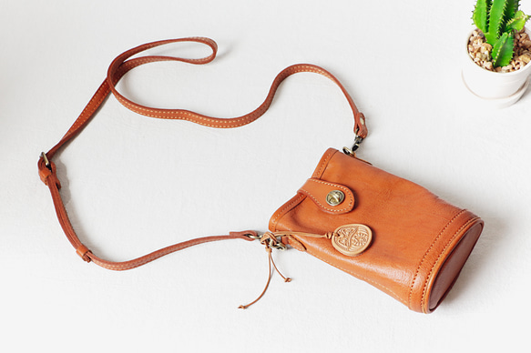 ヌメ革ショルダーバッグ斜め掛けポシェットバッグ軽いバッグ 3枚目の画像