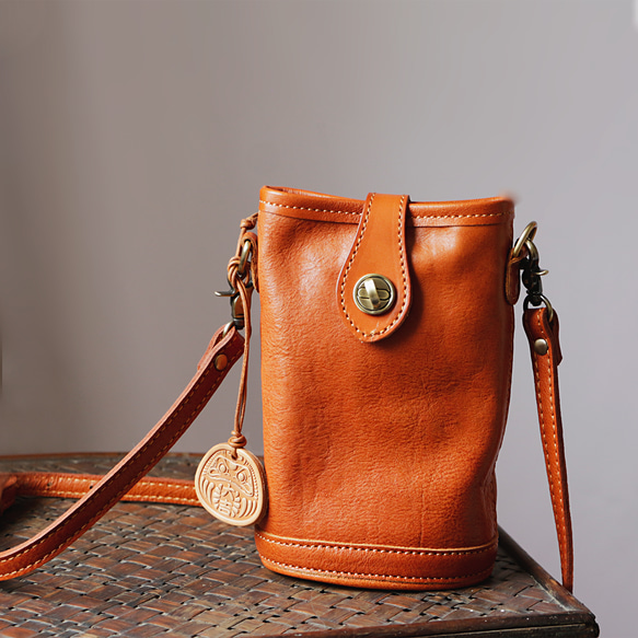 ヌメ革ショルダーバッグ斜め掛けポシェットバッグ軽いバッグ 1枚目の画像