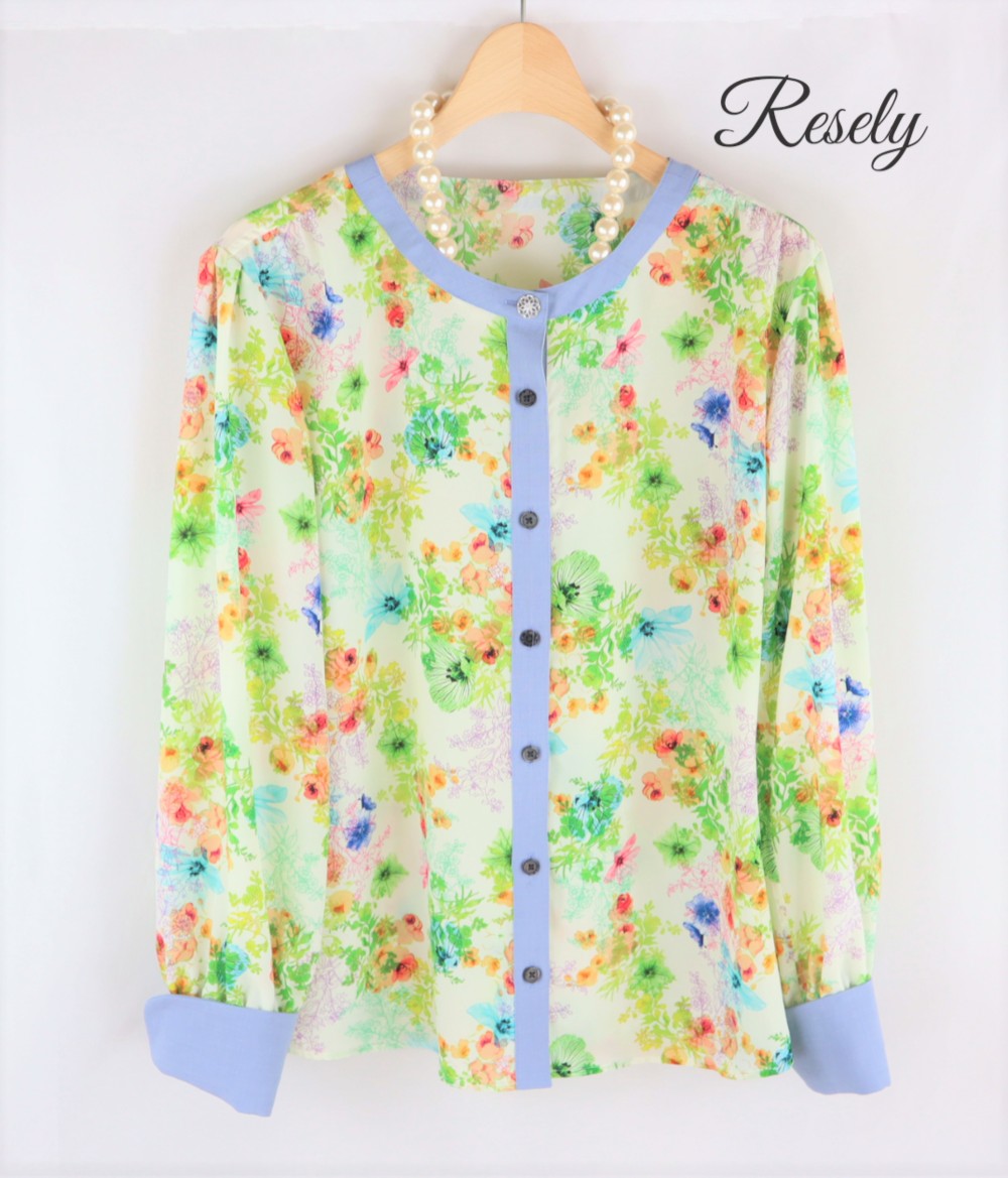 ボタニカルプリント　シャツブラウス　クルーネック　ダブルカフス　前開き　白