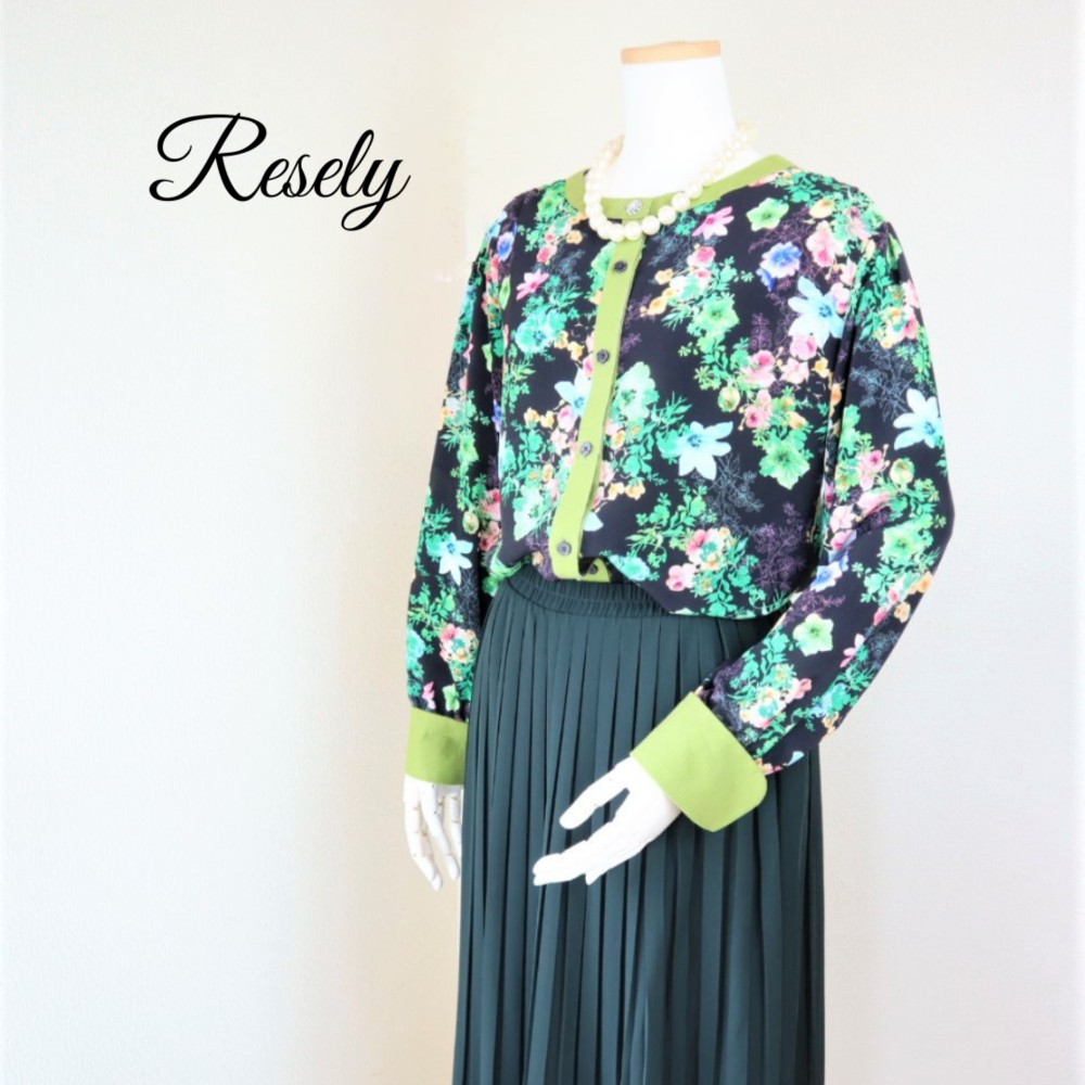 ボタニカルプリント　シャツブラウス　クルーネック　ダブルカフス　前開き　黒