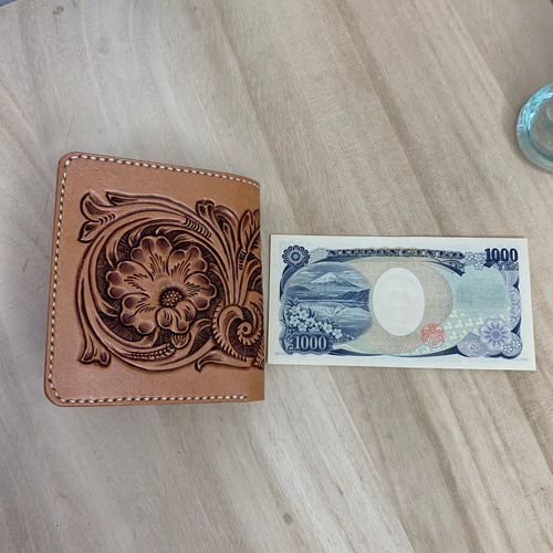 レザーカービング 折り財布 大き目 二つ折り財布 izu leather レザーカービング 折り財布 大き目 二つ折り財布 izu leather