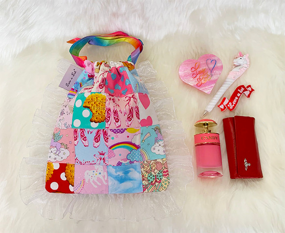 フリル付きパッチワーク巾着ポーチ①（赤ドット） X1421107186(10890円)