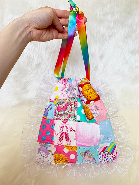 フリル付きパッチワーク巾着ポーチ①（赤ドット） X1421107186(10890円)