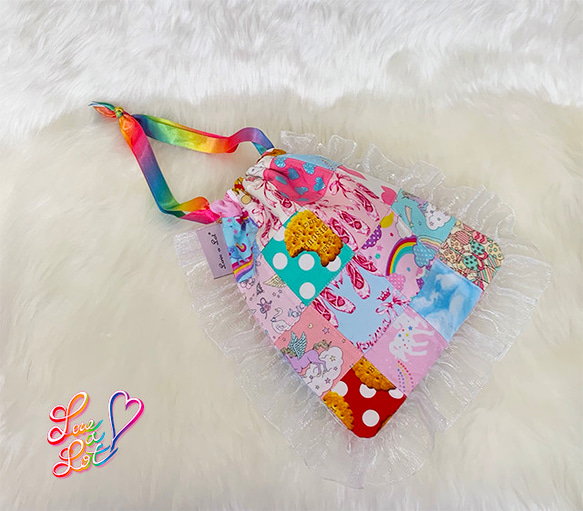 フリル付きパッチワーク巾着ポーチ①（赤ドット） X1421107186(10890円)