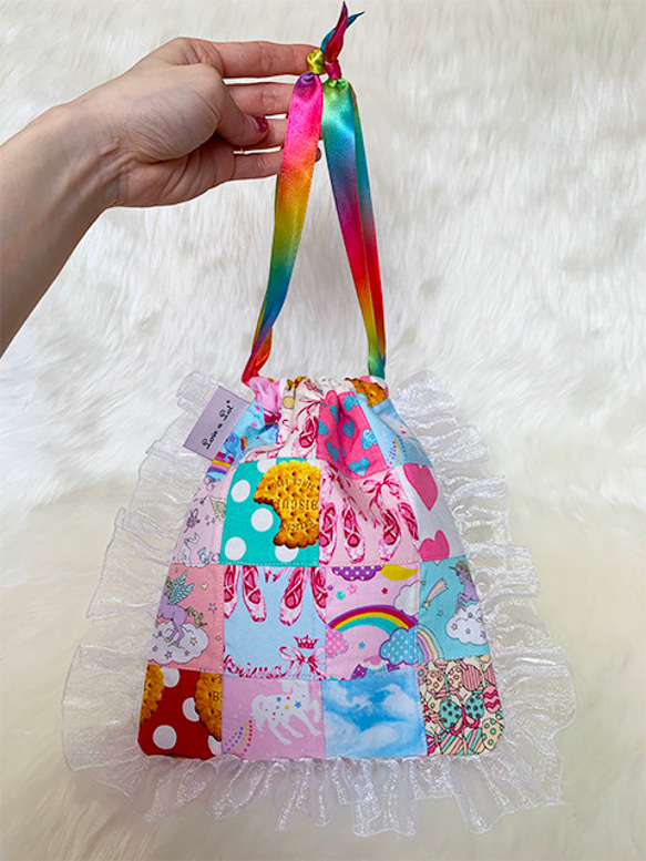 フリル付きパッチワーク巾着ポーチ①（赤ドット） X1421107186(10890円)