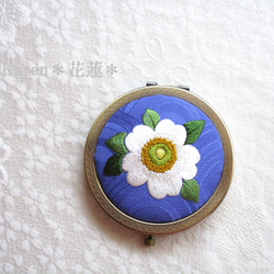 白薔薇＊絹のコンパクトミラー　AG◆瑠璃色◆日本刺繡 刺繍 手刺繍 伝統工芸 ギフト 2枚目の画像