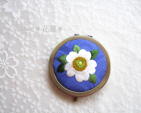 白薔薇＊絹のコンパクトミラー　AG◆瑠璃色◆日本刺繡 刺繍 手刺繍 伝統工芸 ギフト 2枚目の画像