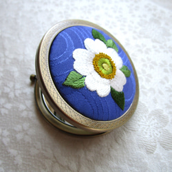 白薔薇＊絹のコンパクトミラー　AG◆瑠璃色◆日本刺繡 刺繍 手刺繍 伝統工芸 ギフト 7枚目の画像