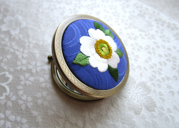 白薔薇＊絹のコンパクトミラー　AG◆瑠璃色◆日本刺繡 刺繍 手刺繍 伝統工芸 ギフト 7枚目の画像