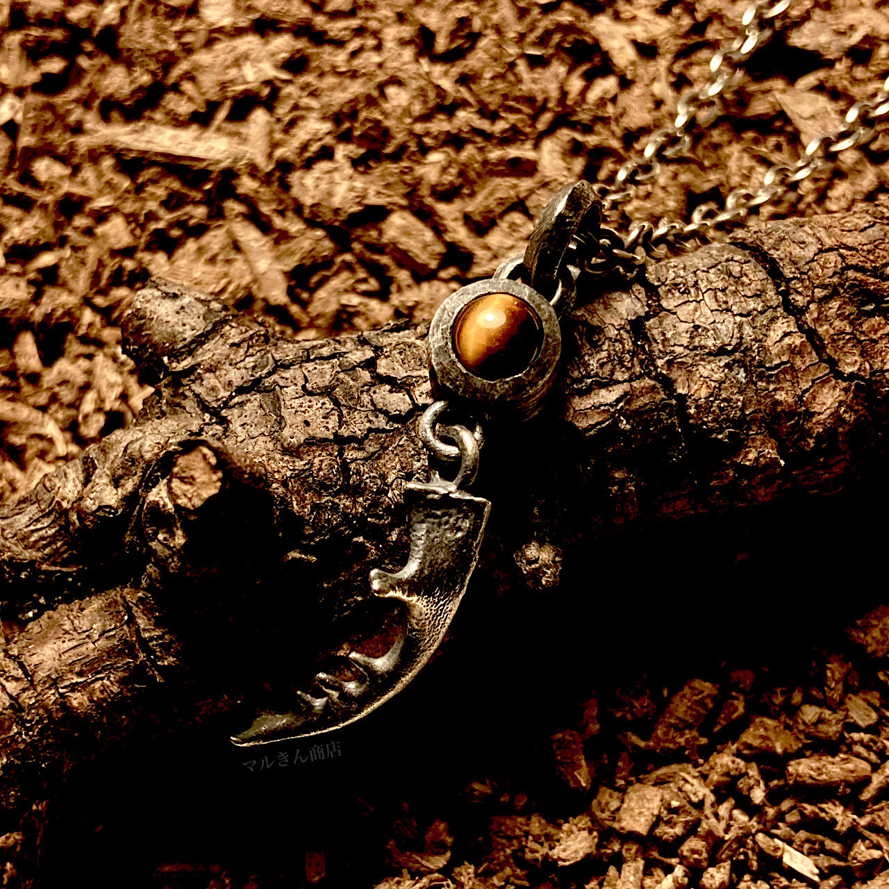 ミヤマクワガタ 石台シングル左アゴペンダント (タイガーアイ) (品切れ中のため受注製作になります)