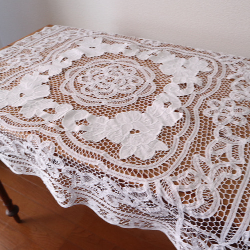 ドイツの手仕事/華やかなバテンレースとお花のカットワーク刺繍