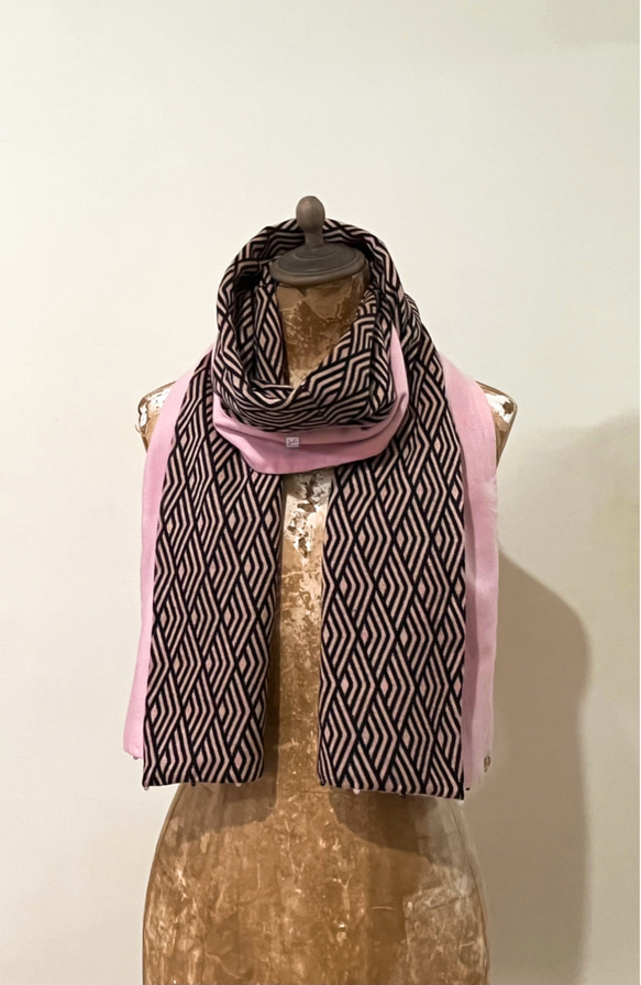 スカーフNo.319*走過的每一哩路*設計師手作黑色菱格幾何圖騰愛心蕾絲粉紅色毛料圍巾 披肩 第2張的照片