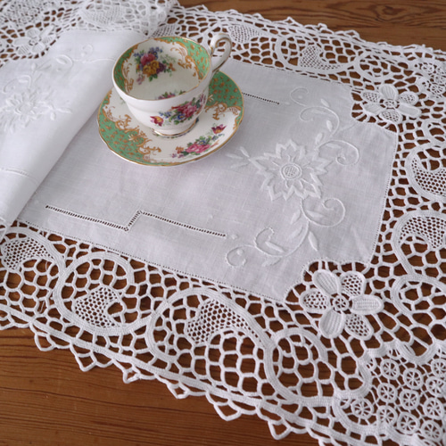 ドイツの手仕事/細やかなニードルレースとお花のホワイトワーク 生地