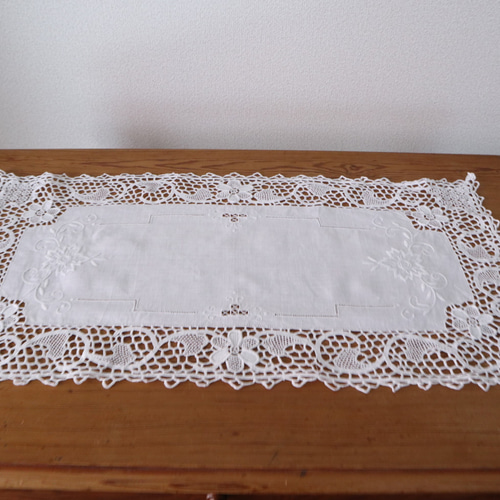 ドイツの手仕事/細やかなニードルレースとお花のホワイトワーク 生地