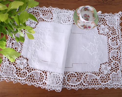 ドイツの手仕事/細やかなニードルレースとお花のホワイトワーク 生地