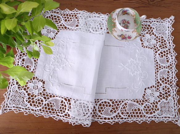 ドイツの手仕事/細やかなニードルレースとお花のホワイトワーク 生地